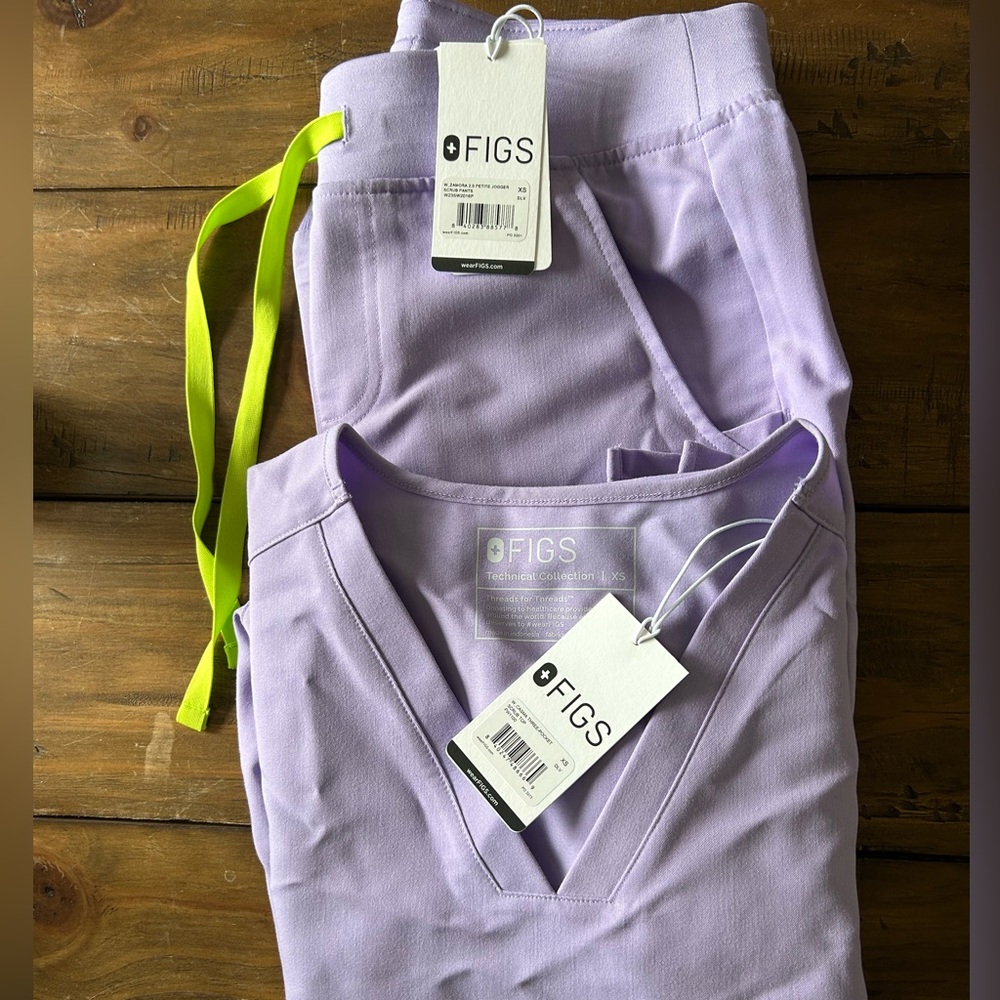 Lavender dew scrub set! Zamora joggers petite and Casma three pocket scrub top